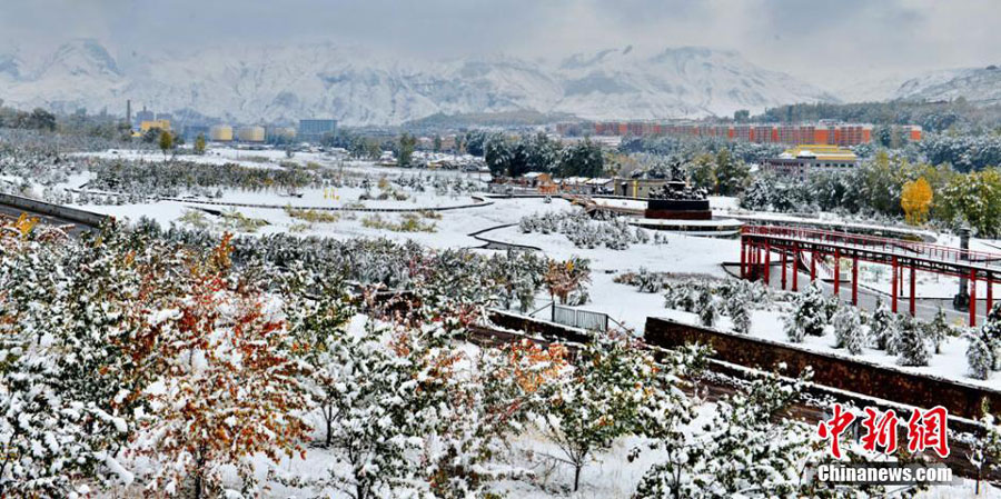 10月10日来，甘肃出现今年入秋以来首场大范围降雪。位于祁连山脚下的甘肃肃南裕固族自治县一片银装素裹，胜似童话传说中的仙境一般美丽。此次降雪使县城驻地红湾寺出现壮丽的雪凇奇景，林中落叶松、樟子松、白桦、河杨等高低错落的树木上，红、青、绿、黄各色叶片与白雪交相辉映，犹如一幅天然的水墨画。[武雪峰 摄]