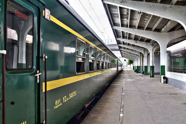 Traditional 'green trains' run at a speed of 100-120 kilometers per hour. Heating and hot water supply on those trains relied on burning coals, and there were no air conditioning facilities. [Photo: BAIDU.com]