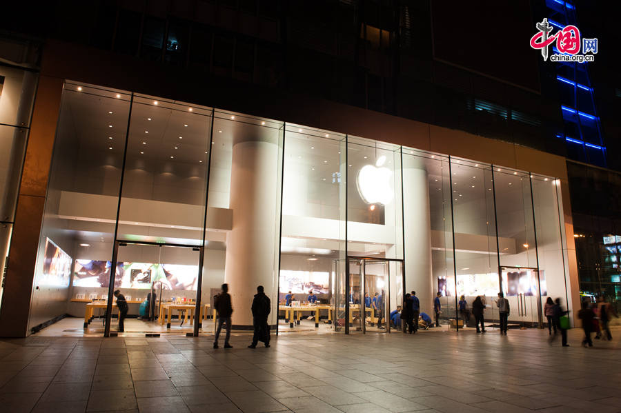 Staff members of Apple Store at Beijing&apos;s Joycity shopping center make preparation on the night of Oct. 16, 2014 for the launch of iPhone 6 scheduled on the next day. [Photo by Chen Boyuan / China.org.cn]