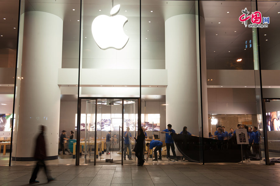 Staff members of Apple Store at Beijing&apos;s Joycity shopping center make preparation on the night of Oct. 16, 2014 for the launch of iPhone 6 scheduled on the next day. [Photo by Chen Boyuan / China.org.cn]