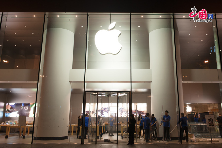 Staff members of Apple Store at Beijing&apos;s Joycity shopping center make preparation on the night of Oct. 16, 2014 for the launch of iPhone 6 scheduled on the next day. [Photo by Chen Boyuan / China.org.cn]