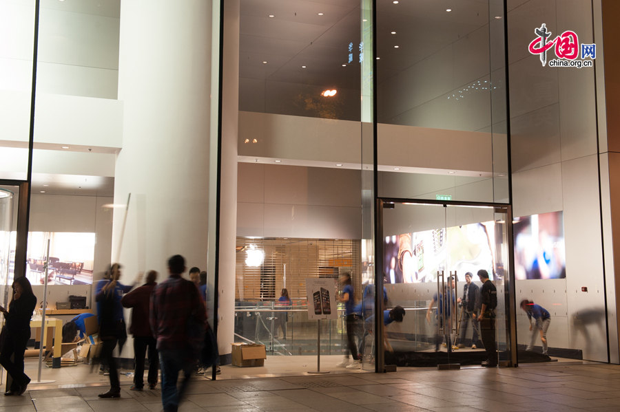 Staff members of Apple Store at Beijing&apos;s Joycity shopping center make preparation on the night of Oct. 16, 2014 for the launch of iPhone 6 scheduled on the next day. [Photo by Chen Boyuan / China.org.cn]