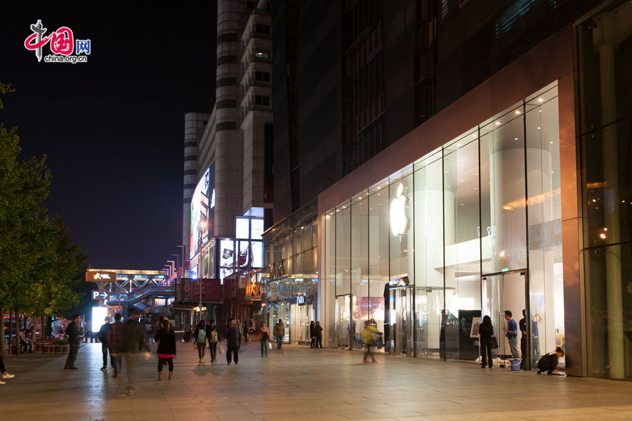 Staff members of Apple Store at Beijing&apos;s Joycity shopping center make preparation on the night of Oct. 16, 2014 for the launch of iPhone 6 scheduled on the next day. [Photo by Chen Boyuan / China.org.cn]