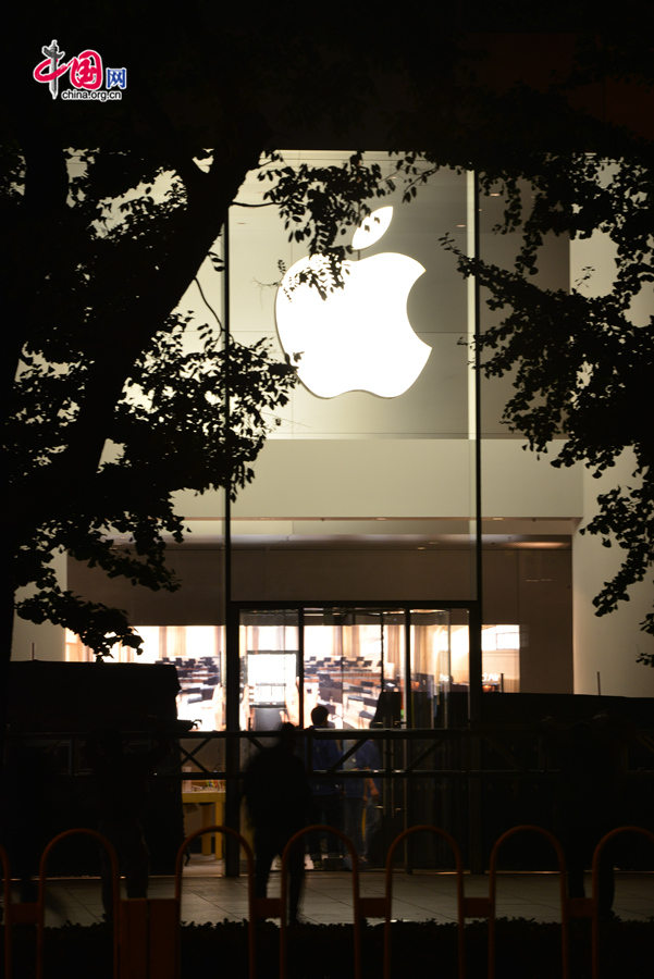 Staff members of Apple Store at Beijing&apos;s Joycity shopping center make preparation on the night of Oct. 16, 2014 for the launch of iPhone 6 scheduled on the next day. [Photo by Chen Boyuan / China.org.cn]