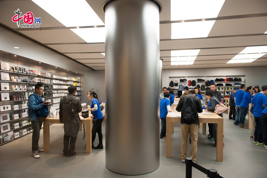 Customers buy Apple&apos;s latest iPhone 6 and iPhone 6 Plus at Apple&apos;s Wangfujing Store in downtown Beijing, on Oct. 17, 2014, the day of their debut on the Chinese mainland. [Photo by Chen Boyuan / China.org.cn]