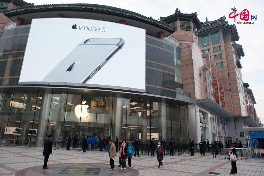 Customers to buy the latest iPhone 6 and iPhone 6 Plus queue up outside Apple&apos;s Wangfujing Store in downtown Beijing on the morning of Oct. 17, 2014, the day when the two new phones are launched in the Chinese mainland. [Photo by Chen Boyuan / China.org.cn]