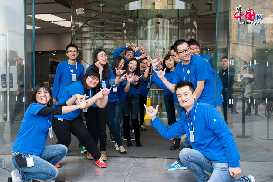 Staff members at Apple&apos;s Wangfujing Store pose for the number &apos;six&apos; and &apos;plus,&apos; to celebrate the launch of iPhone 6 and iPhone 6 Plus on the morning of Oct. 17, the date when the two phones are launched in the Chinese mainland. [Photo by Chen Boyuan / China.org.cn]