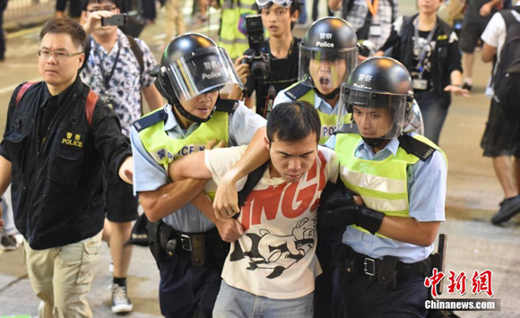 China's Hong Kong police said Saturday morning that 26 people were arrested and at least 15 police officers injured after a night of clashes between police and thousands of protesters for control of Mong Kok. [Photo/Chinanews.com]