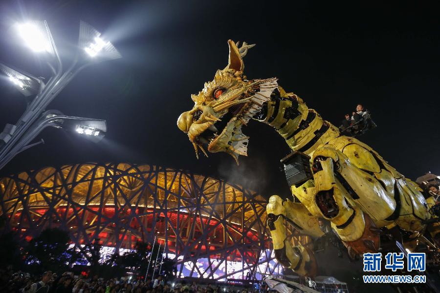  Tourists to Beijing's Bird's Nest stadium have been greatly entertained by the once-daily performance 'Long Ma' that featurs a 15-meter tall mechanized dragon horse and a machine spider. The performance, which combines Chinese culture and French art, is part of celebrations for the 50th anniversary of the Sino-French ties. It will last until Sunday. [Photo/Xinhua] 