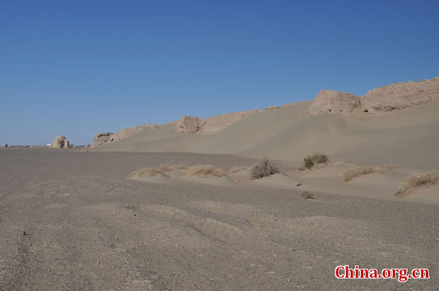 黑城遗址，位于干涸的额济纳河下游北岸的荒漠上，距离内蒙古额济纳旗达来呼布镇东南约25公里，是古丝绸之路上现存最完整、规模最宏大的一座古城遗址。该城建于公元9世纪。公元1372年，明朝大将冯胜攻破黑城后，此城遭废弃，此后便在尘封的历史里沉睡了近700年。[中国网 陈竹溪 摄]