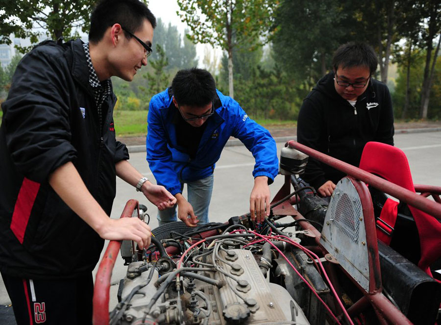 Liu Jin and Yu Shengkang, two students from Jinan University in East China's Shandong province, have successfully designed and assembled a two-seater car.
