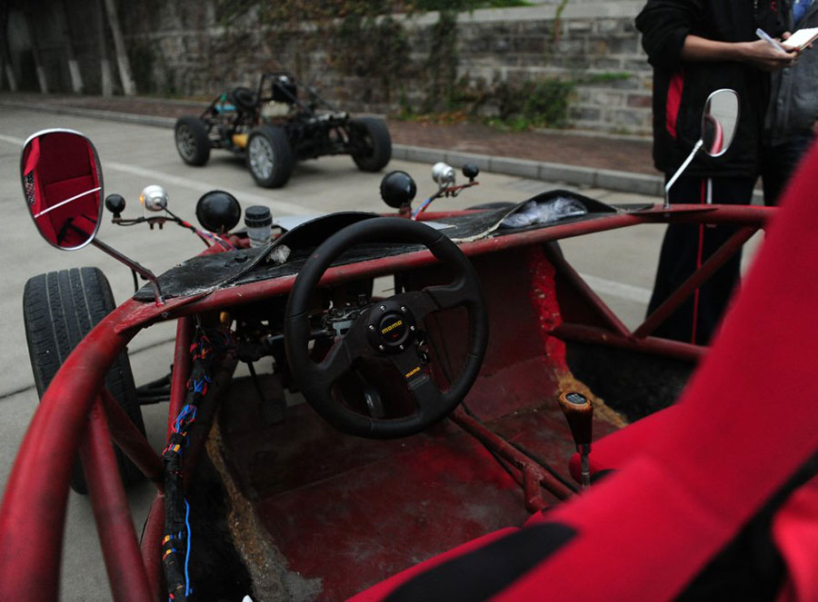  Liu Jin and Yu Shengkang, two students from Jinan University in East China's Shandong province, have successfully designed and assembled a two-seater car. 