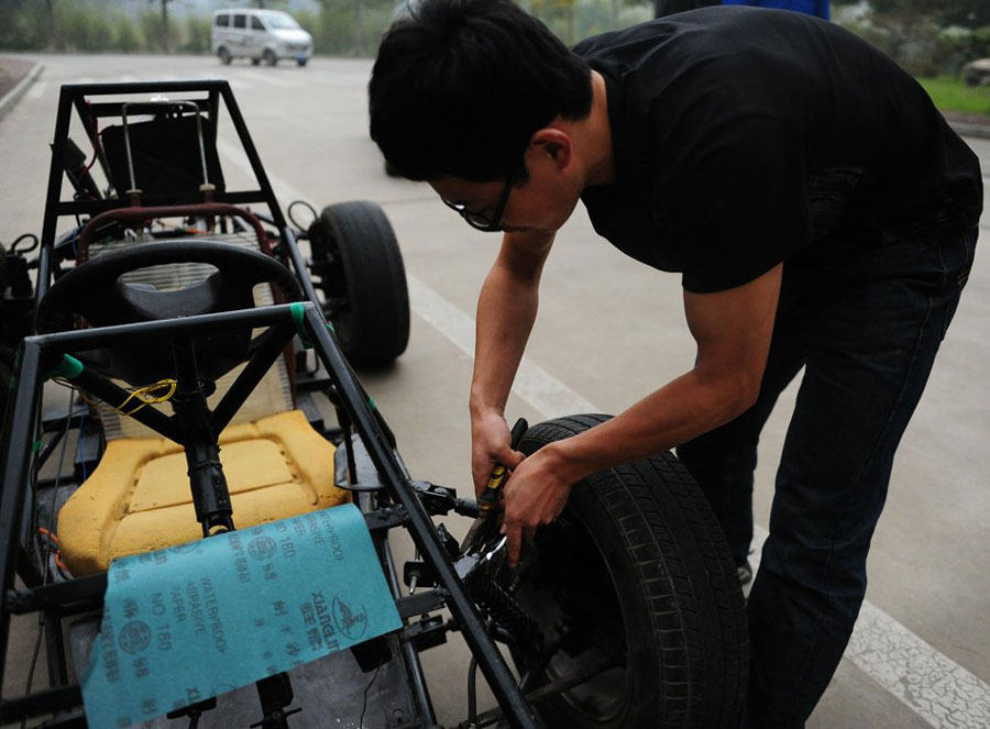  Liu Jin and Yu Shengkang, two students from Jinan University in East China's Shandong province, have successfully designed and assembled a two-seater car. 