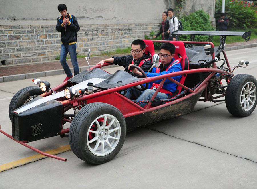 Liu Jin and Yu Shengkang, two students from Jinan University in East China's Shandong province, have successfully designed and assembled a two-seater car. 