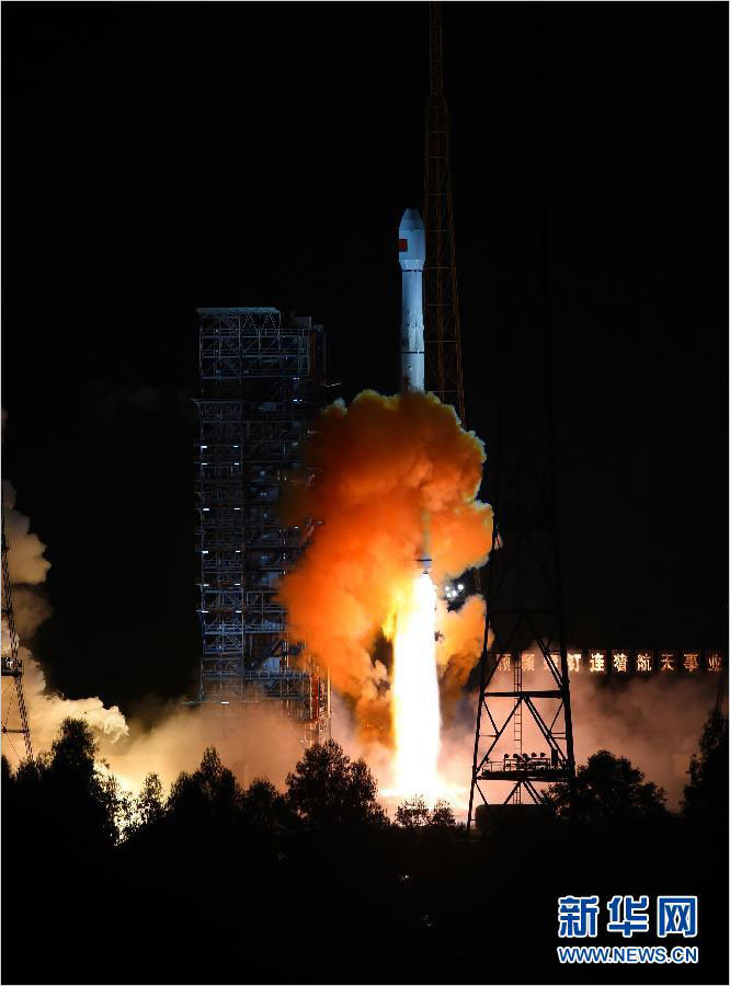 A Long March-3C rocket carrying a lunar orbiter blasts off from the launch pad at the Xichang Satellite Launch Center in southwest China's Sichuan Province, October 24, 2014. [Photo: Xinhua]