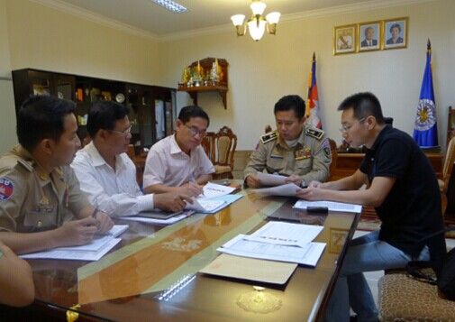 Operation group members discuss cases with Cambodian police agencies in Cambodia.