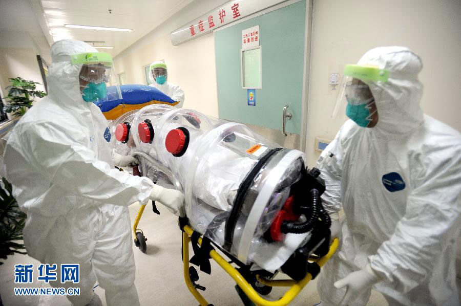 The No.8 People's Hospital of Guangzhou, Guangdong province, launches an Ebola case response drill on October 23, 2014. [Photo: Xinhua]