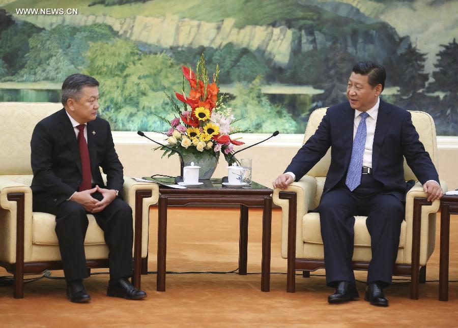 Chinese President Xi Jinping (R) meets with Chairman Zandaakhuu Enkhbold of the State Great Hural of Mongolia, the country's top legislative body, in Beijing, capital of China, Oct. 27, 2014. [Photo/Xinhua]