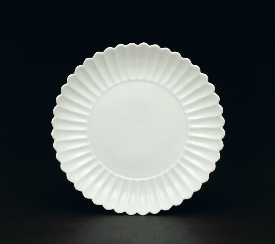 A white-glazed dish from the Yongzheng period [english.cguardian.com]