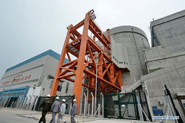 Employees walk in the Ningde Nuclear Power Plant in Ningde, Southeast China's Fujian province,in this file photo taken on April 18, 2013. [Photo/Xinhua] 