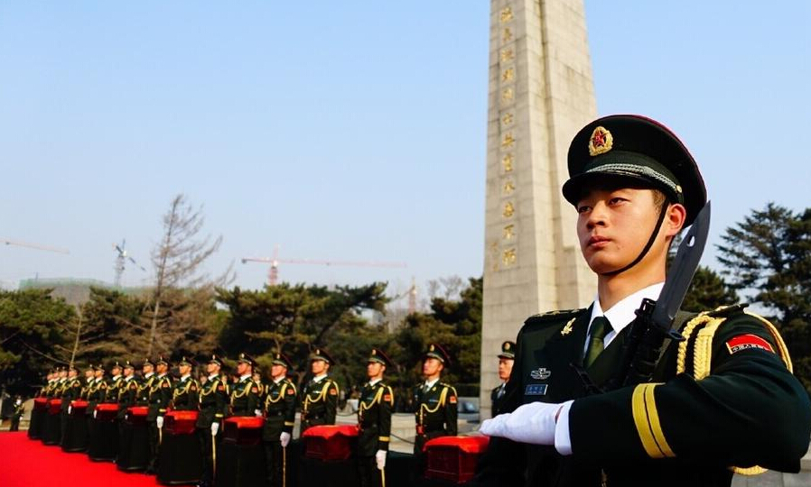 The remains of 437 soldiers from the Chinese People’s Volunteer Army killed in the 1950-53 war were flown back from South Korea in March and reinterred yesterday. More than 800 veterans and relatives of the deceased attended the ceremony.
