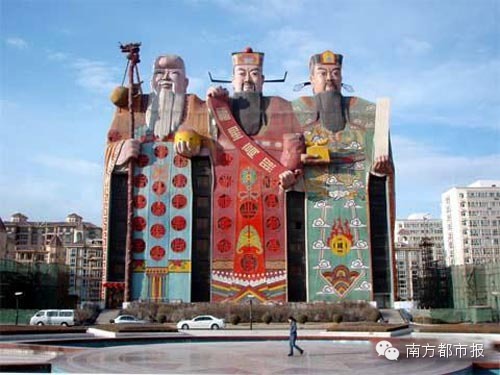 The ten-story-high Tianzi Hotel in north China's Hebei Province depicts three Chinese traditional Gods standing side by side. 