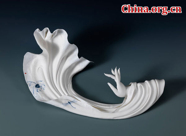 A porcelain work by Qiu Meigui, a senior art master from Dehua County in Fujian Province, on display in Yuyuantan Park in Beijing. [Photo by Chris Parker/China.org.cn] 