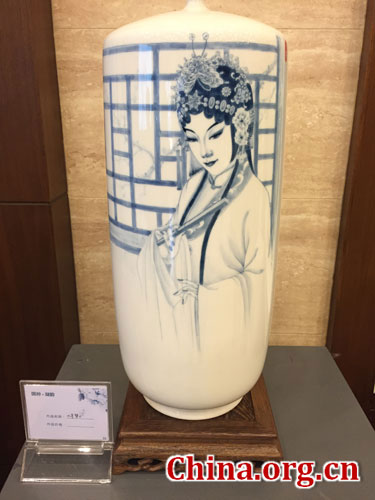 A porcelain work by Qiu Meigui, a senior art master from Dehua County in Fujian Province, on display in Yuyuantan Park in Beijing. [Photo by Chris Parker/China.org.cn] 