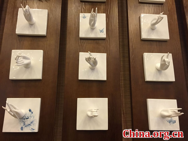 A porcelain work by Qiu Meigui, a senior art master from Dehua County in Fujian Province, on display in Yuyuantan Park in Beijing. [Photo by Chris Parker/China.org.cn] 