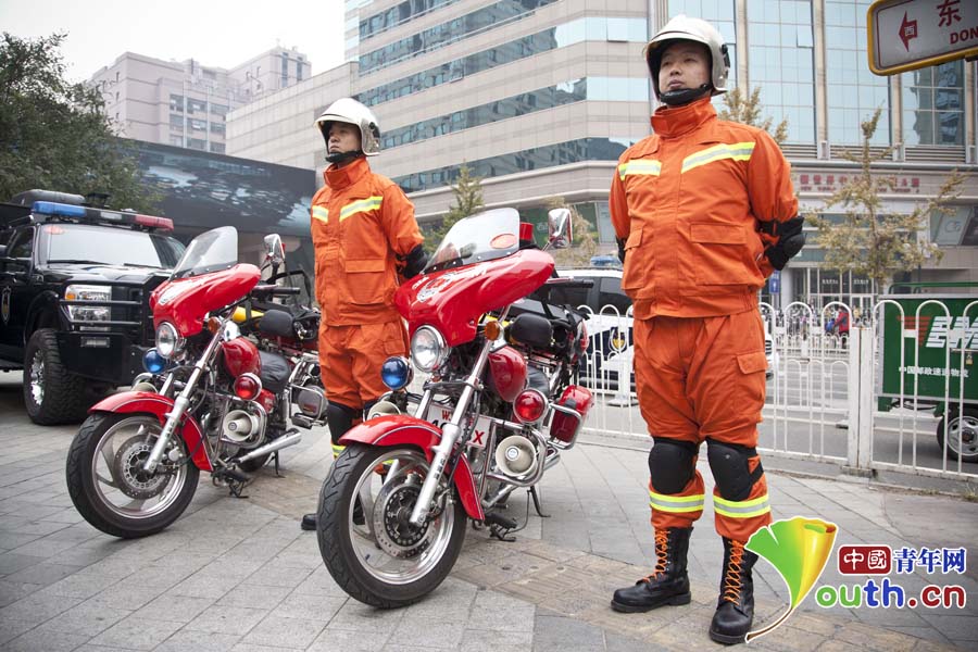 北京警方街头展示防恐特警装备