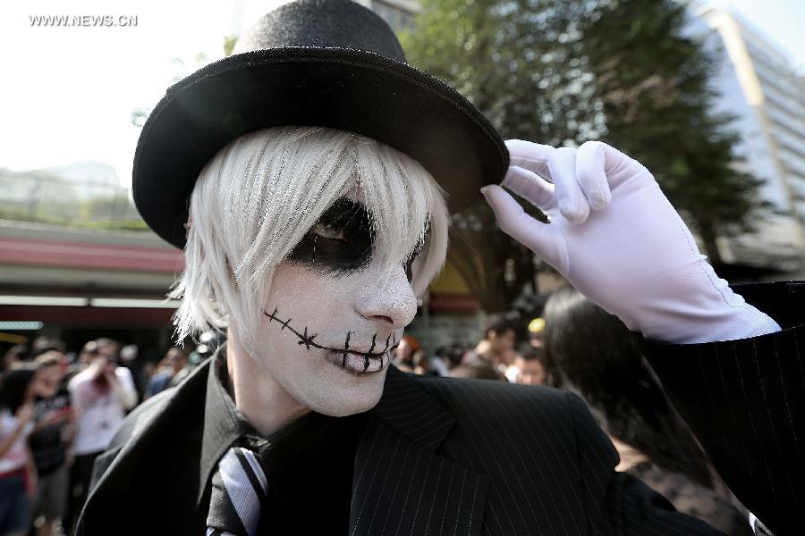 A person wearing makeup poses during the Zombie Walk, in the context of the celebrations of the Day of the Dead, in Sao Paulo, Brazil, on Nov. 2, 2014. [Photo/Xinhua]
