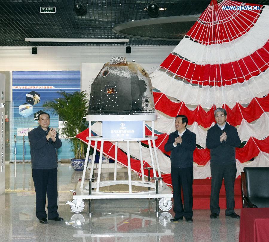 Niu Hongguang (L), deputy head of the General Armament Department of the Chinese People's Liberation Army (PLA), Xu Dazhe (C), head of the State Administration of Science, Technology and Industry for National Defence, and Lei Fanpei (R), chairman of the board of China Aerospace Science and Technology Corporation, attend the handover ceremony of the return capsule of China's unmanned lunar orbiter in Beijing, capital of China, Nov. 2, 2014. [Photo: xinhua]