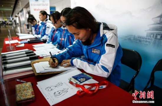 首都机场志愿者漫画说明迎接APEC会议周外宾细节