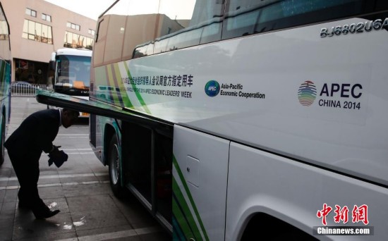 首都机场志愿者漫画说明迎接APEC会议周外宾细节