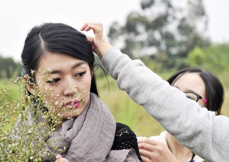 Taobao girls pose for over 100 garments a day