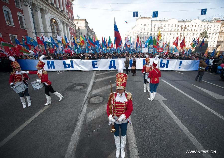 People participate in the parade commemorating the National Unity Day,in Moscow, capital of Russia, Nov. 4, 2014. The National Unity Day marks the liberation of Moscow from Polish invaders in 1612. The monument to Minin and Pozharsky was erected in Moscow in 1818. [Photo/Xinhua] 