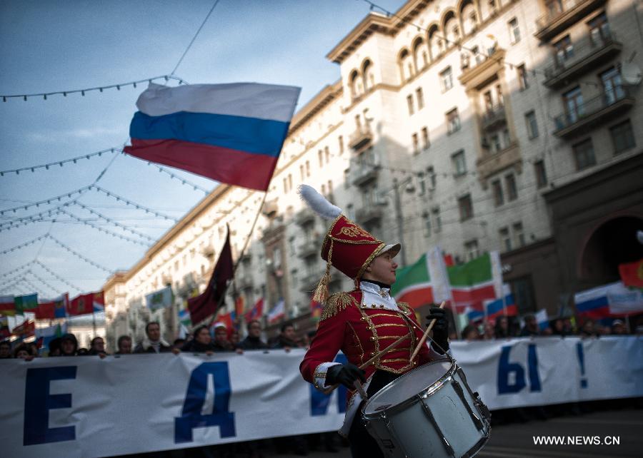 People participate in the parade commemorating the National Unity Day,in Moscow, capital of Russia, Nov. 4, 2014. The National Unity Day marks the liberation of Moscow from Polish invaders in 1612. The monument to Minin and Pozharsky was erected in Moscow in 1818. [Photo/Xinhua] 