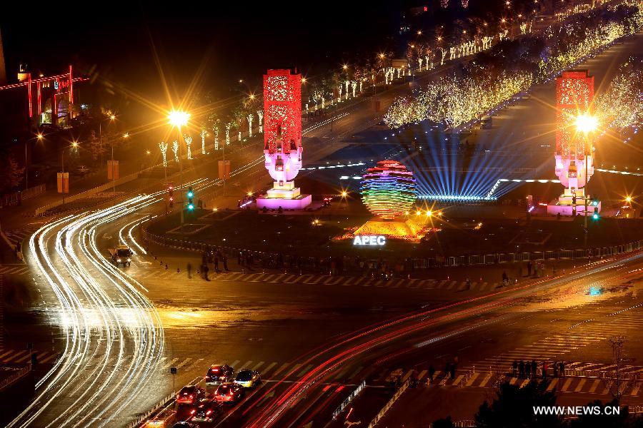 Photo taken on Nov. 4, 2014 shows illuminations themed on 2014 Asia-Pacific Economic Cooperation (APEC) in Chaoyang District of Beijing, capital of China. From Nov. 4 to 11, when APEC 2014 meetings will be held here, the landscape lighting in Beijing will be decorated as in major festivals like the National Day. [Photo/Xinhua] 