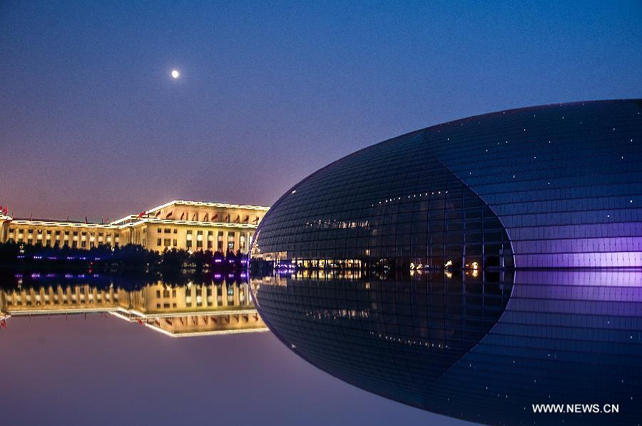 Photo taken on Nov. 4, 2014 shows the illuminated National Center for the Performing Arts and the Great Hall of the people in Beijing, capital of China. From Nov. 4 to 11, when 2014 Asia-Pacific Economic Cooperation (APEC) meetings will be held here, the landscape lighting in Beijing will be decorated as in major festivals like the National Day. [Photo/Xinhua] 