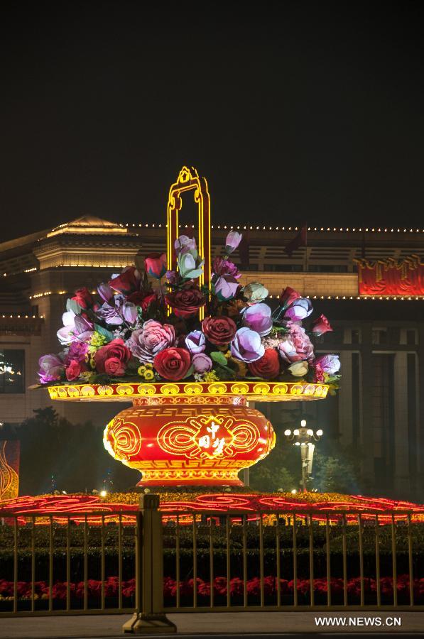 Photo taken on Nov. 4, 2014 shows the illuminated flower beds on the Tian'anmen Square in Beijing, capital of China. From Nov. 4 to 11, when 2014 Asia-Pacific Economic Cooperation (APEC) meetings will be held here, the landscape lighting in Beijing will be decorated as in major festivals like the National Day. [Photo/Xinhua]