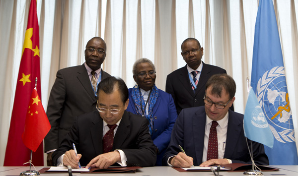 Wu Hailong, Ambassador of the Permanent Mission of China to the United Nations Office in Geneva and Ian Smith of the World Health attend the signing ceremony in Geneva November 5, 2014. [Photo/Xinhua]