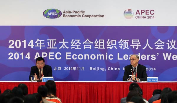 Senior representatives from APEC, Director of the APEC Policy Support Unit Denis Hew (L) and Executive Director of the APEC Secretariat Alan Bollard (R), the world's largest regional economic grouping, offer perspective on the 2014 Economic Leader's Week agenda and key actions on the table at a news briefing in Beijing on Nov 6, 2014. [Photo / Xinhua]