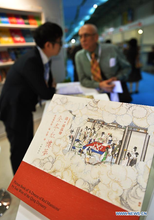 A guest visits Chinese publisher booth in the 33rd International Istanbul Book Fair in Istanbul, Turkey on Nov. 8, 2014. 