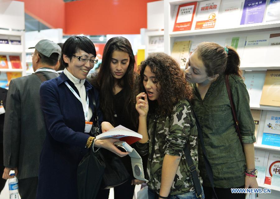 Turkish students visit the Chinese publisher booth in the 33rd International Istanbul Book Fair in Istanbul, Turkey on Nov. 8, 2014.