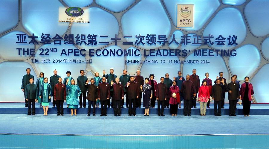 (CORRECTION) (FOCUS) (APEC 2014) CHINA-BEIJING-APEC-ECONOMIC LEADERS&apos; MEETING-BANQUET-GROUP PHOTO (CN)