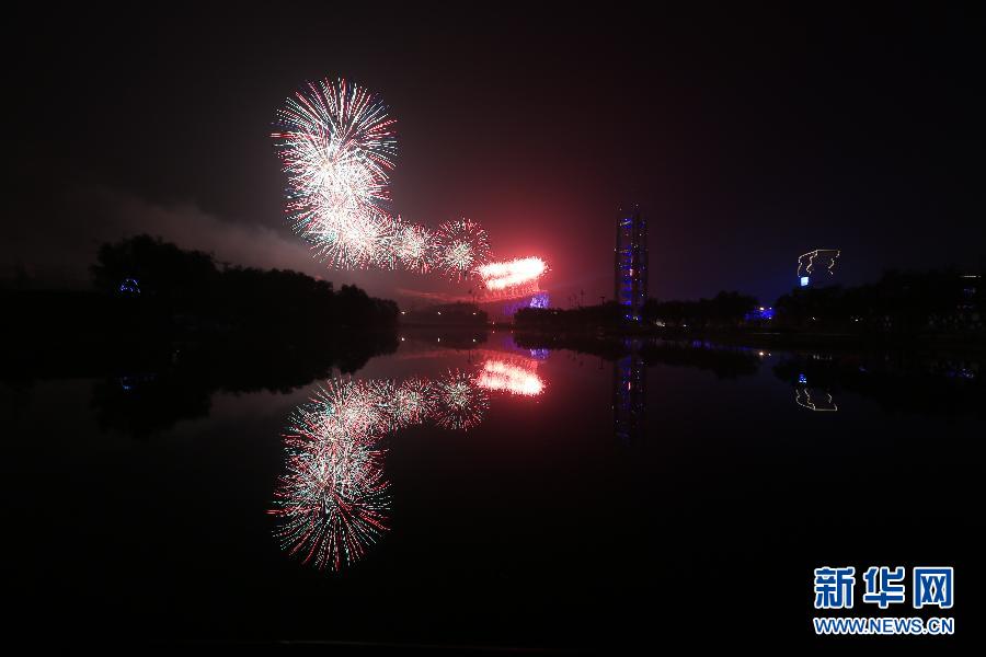 A massive spetacular fireworks display is staged at Beijing&apos;s Olympic Park on the evening of Monday, Nov. 10, the eve of the 22nd APEC Summit meeting to be held in Beijing, China. [Xinhua]