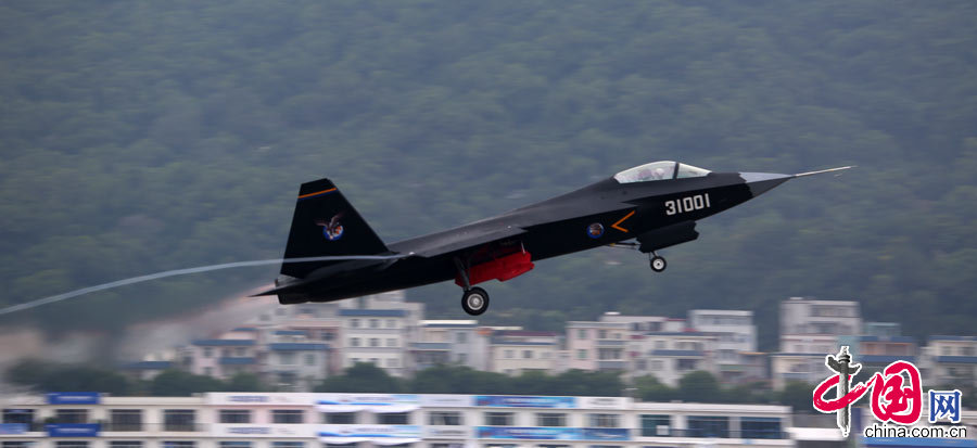 A J-31 stealth fighter conducts aerobatic show at the 10th China International Aviation and Aerospace Exhibition in Zhuhai, south China&apos;s Guangdong Province, Nov. 11, 2014. Some 700 exhibitors from at home and abroad with 130-plus planes will attend the six-day airshow starting on Nov. 11. [Photo by Yang Jia / China.org.cn]