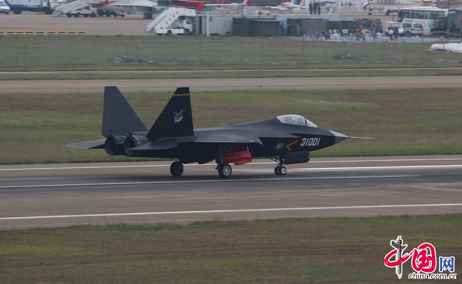 A J-31 stealth fighter conducts aerobatic show at the 10th China International Aviation and Aerospace Exhibition in Zhuhai, south China&apos;s Guangdong Province, Nov. 11, 2014. Some 700 exhibitors from at home and abroad with 130-plus planes will attend the six-day airshow starting on Nov. 11. [Photo by Yang Jia / China.org.cn]