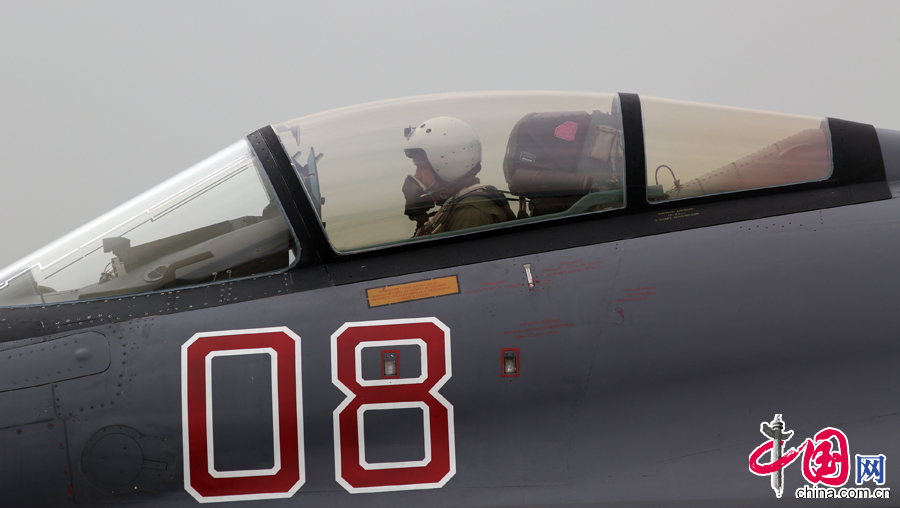 A Russian Su-35 fighter conducts aerobatic show at the 10th China International Aviation and Aerospace Exhibition in Zhuhai, south China&apos;s Guangdong Province, Nov. 11, 2014. Some 700 exhibitors from at home and abroad with 130-plus planes will attend the six-day airshow starting on Nov. 11. [Photo by Yang Jia / China.org.cn]