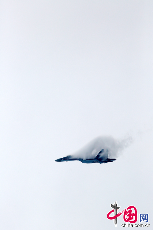 A Russian Su-35 fighter conducts aerobatic show at the 10th China International Aviation and Aerospace Exhibition in Zhuhai, south China&apos;s Guangdong Province, Nov. 11, 2014. Some 700 exhibitors from at home and abroad with 130-plus planes will attend the six-day airshow starting on Nov. 11. [Photo by Yang Jia / China.org.cn]